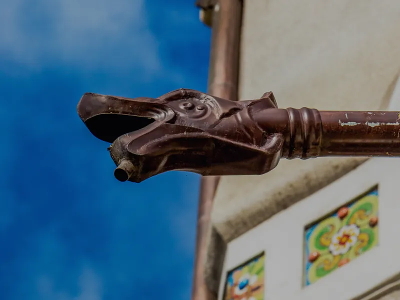Burlan sculptat și plăci ceramice pe clădirea Prefecturii din Târgu Mureș