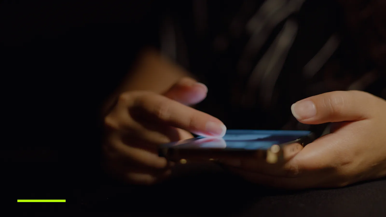 Mâini care derulează feedul de social media pe un smartphone