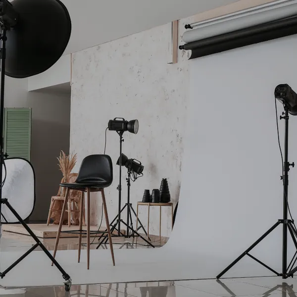Studio foto gol, cu lumini și fundal
